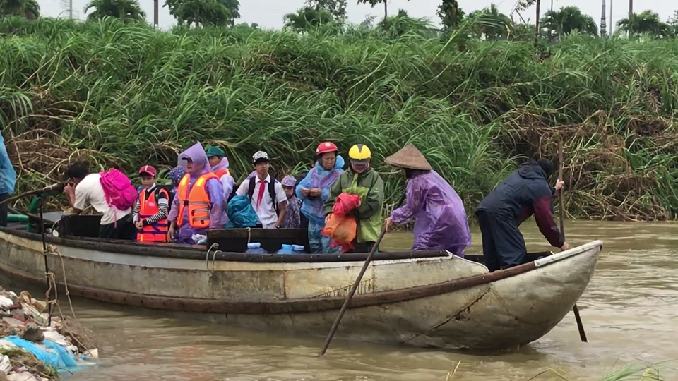 Đò ngang bị cấm, người dân ốc đảo vượt sông bằng đò 3 không - 2 Đò ngang bị cấm, người dân ốc đảo vượt sông bằng đò 3 không - 2