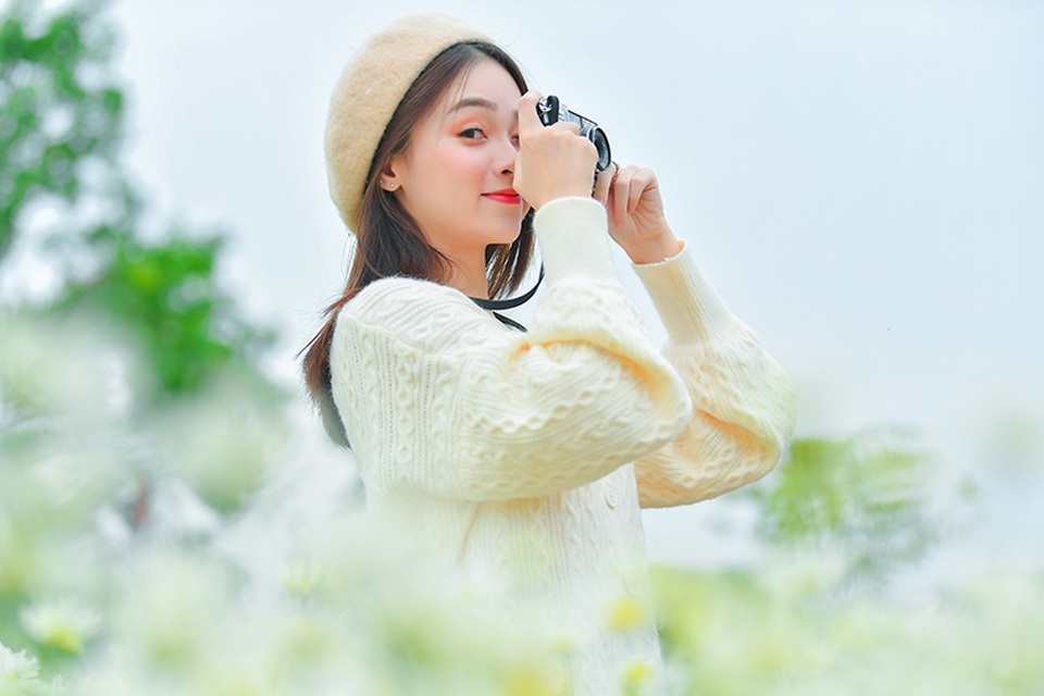 Nữ sinh 2K khoe sắc trên cánh đồng cúc họa mi Hà Nội - 12 Nữ sinh 2K khoe sắc trên cánh đồng cúc họa mi Hà Nội - 12