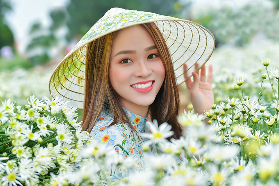 Nữ sinh 2K khoe sắc trên cánh đồng cúc họa mi Hà Nội - 3 Nữ sinh 2K khoe sắc trên cánh đồng cúc họa mi Hà Nội - 3