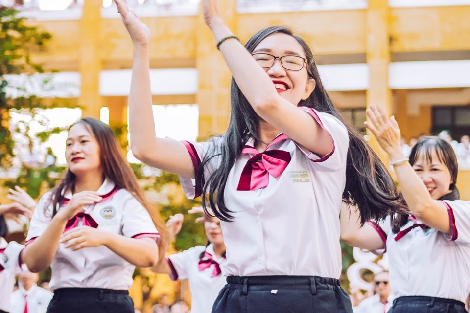 Thầy cô nhảy Flashmob tặng học sinh ngày đầu tuần - 8 Thầy cô nhảy Flashmob tặng học sinh ngày đầu tuần - 8