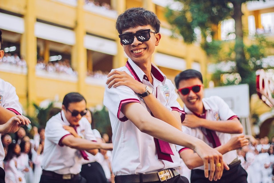 Thầy cô nhảy Flashmob tặng học sinh ngày đầu tuần - 4 Thầy cô nhảy Flashmob tặng học sinh ngày đầu tuần - 4