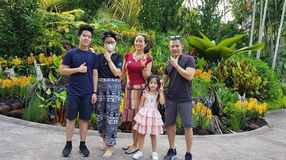 Gia đình, bạn bè tiễn biệt con gái đạo diễn Đỗ Đức Thành - 2 Gia đình, bạn bè tiễn biệt con gái đạo diễn Đỗ Đức Thành - 2