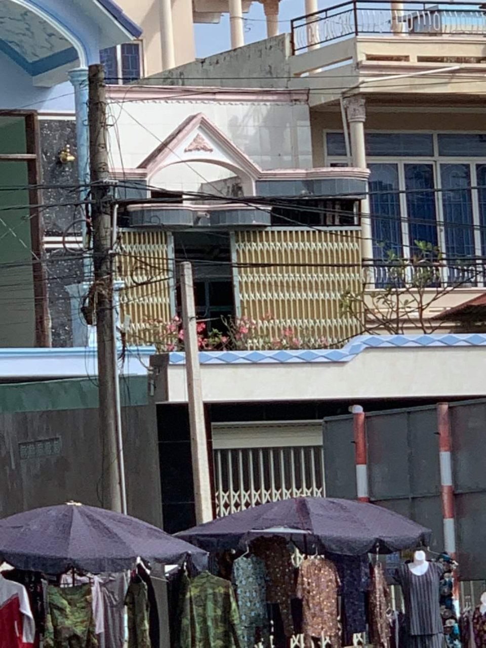 Chủ tiệm vàng trình báo mất 200 cây vàng trị giá khoảng 7 tỷ đồng - 2 Chủ tiệm vàng trình báo mất 200 cây vàng trị giá khoảng 7 tỷ đồng - 2