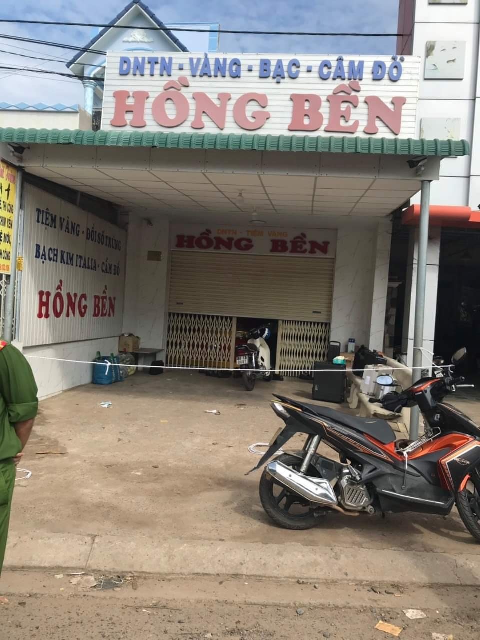 Chủ tiệm vàng trình báo mất 200 cây vàng trị giá khoảng 7 tỷ đồng - 1 Chủ tiệm vàng trình báo mất 200 cây vàng trị giá khoảng 7 tỷ đồng - 1