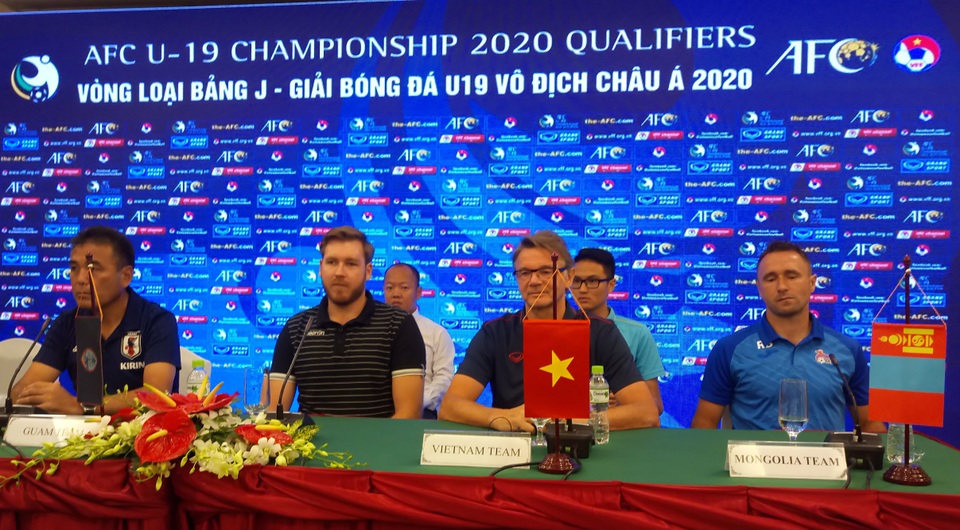 HLV Philippe Troussier muốn truyền lửa cho các cầu thủ U19 Việt Nam - 1 HLV Philippe Troussier muốn truyền lửa cho các cầu thủ U19 Việt Nam - 1