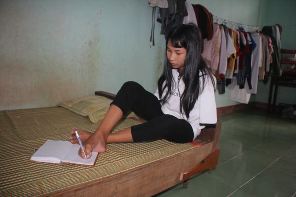 Hoa Pơ lang không tay của đại ngàn Tây Nguyên vẽ tương lai bằng đôi chân trần - 1 Hoa Pơ lang không tay của đại ngàn Tây Nguyên vẽ tương lai bằng đôi chân trần - 1
