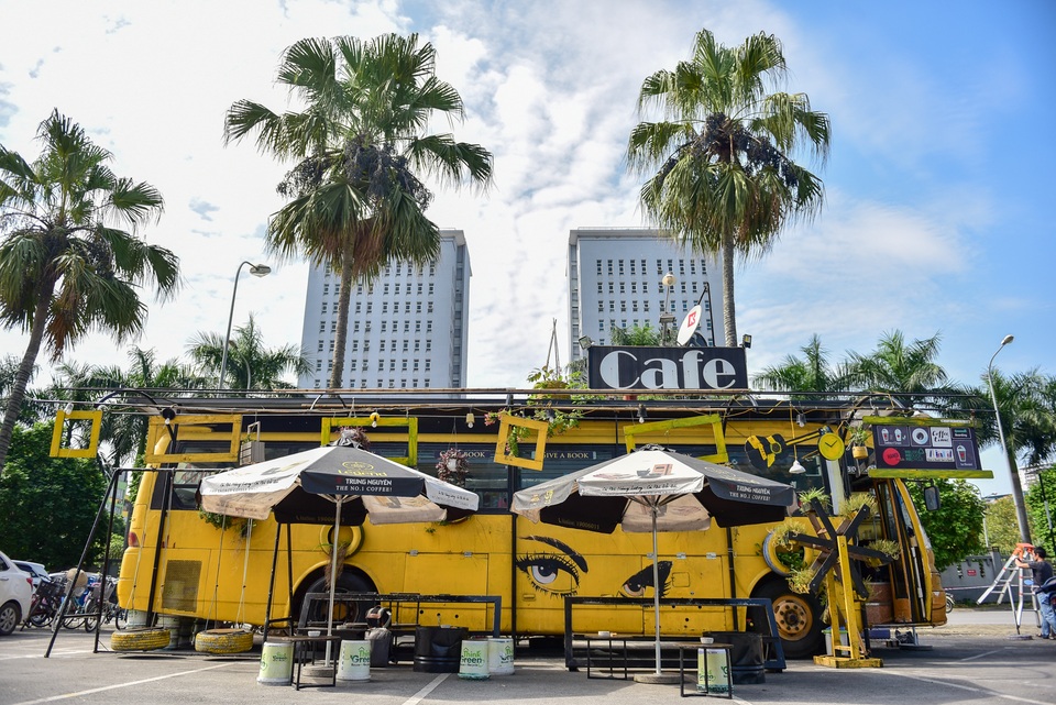 Chiếc xe buýt bỏ đi biến hóa thành quán cafe ấn tượng - 1 Chiếc xe buýt bỏ đi biến hóa thành quán cafe ấn tượng - 1