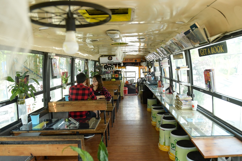 Chiếc xe buýt bỏ đi biến hóa thành quán cafe ấn tượng - 3 Chiếc xe buýt bỏ đi biến hóa thành quán cafe ấn tượng - 3