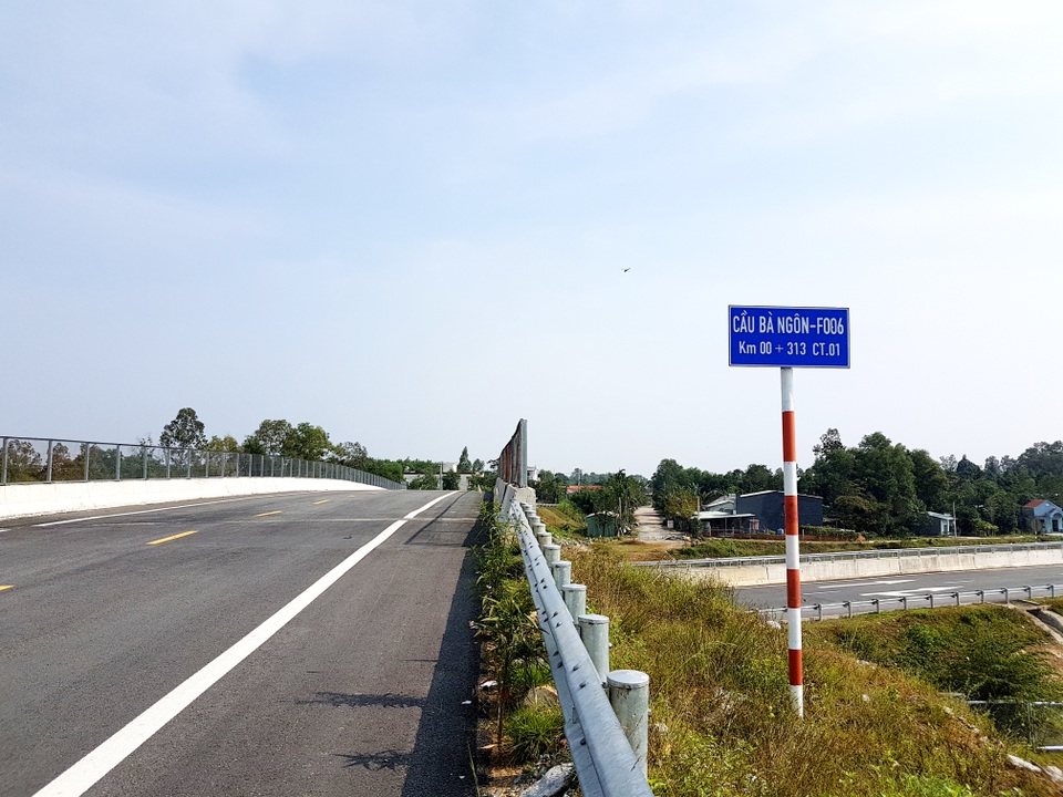 Cầu vượt Bà Ngôn nối từ Tam Kỳ lên hồ Phú Ninh Đường dẫn qua cầu vượt cao tốc Đà Nẵng – Quảng Ngãi bị sụt lún, nứt toát