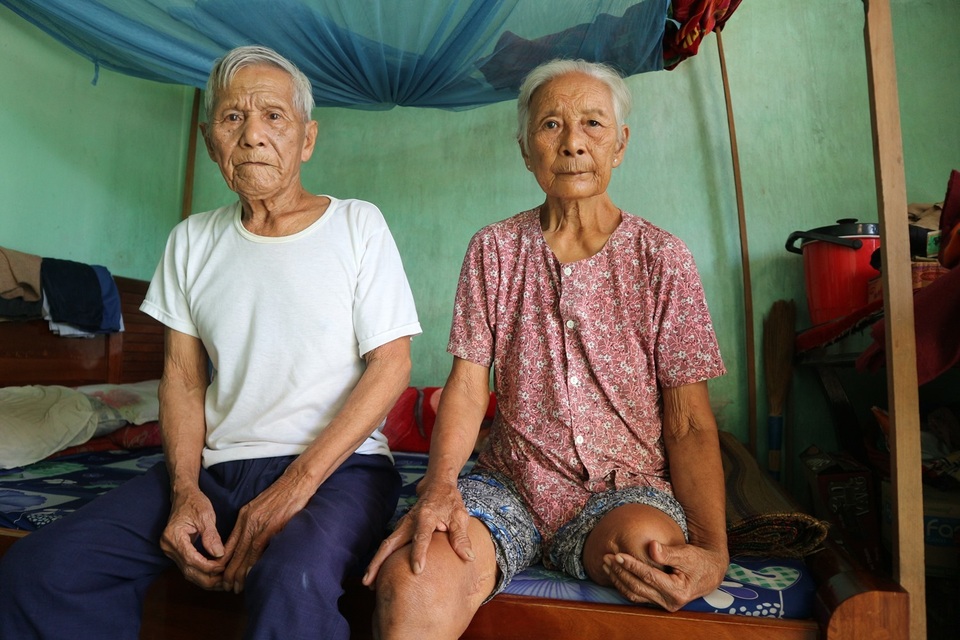 Hai vợ chồng cụ Lâu và bà Tám nương tựa vào nhau lúc xế chiều trong hoàn cảnh khó khăn Xót xa cảnh chồng mù vợ cụt chân sống “vật vờ” bên người con trai tâm thần