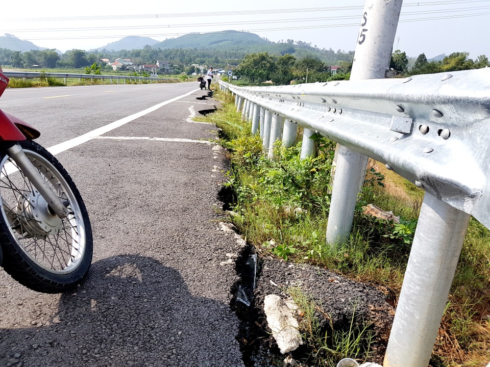 Đoạn lún nứt kéo dài khoảng 30m Đường dẫn qua cầu vượt cao tốc Đà Nẵng – Quảng Ngãi bị sụt lún, nứt toát