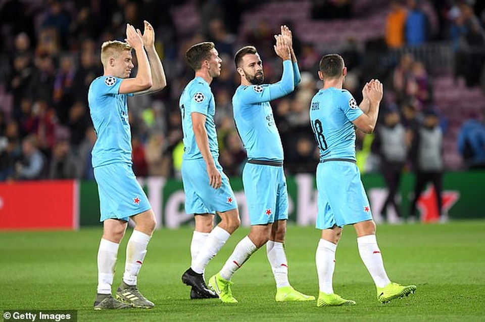 Hòa thất vọng Slavia Praha, Barcelona bị Dortmund áp sát - 8 Hòa thất vọng Slavia Praha, Barcelona bị Dortmund áp sát - 8