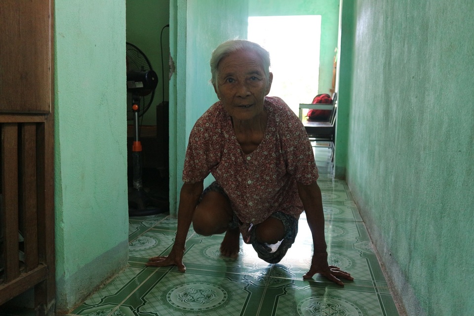 Không người phụ giúp, bà Tám phải vừa chống tay vừa lết từng bước để nấu ăn hay sinh hoạt… Xót xa cảnh chồng mù vợ cụt chân sống “vật vờ” bên người con trai tâm thần