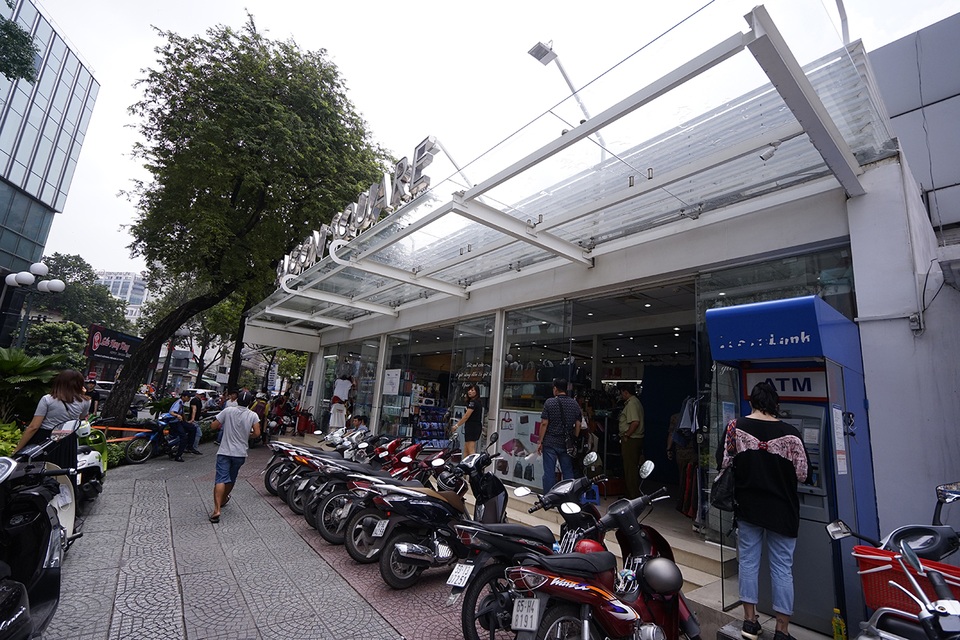 Thu giữ hàng ngàn sản phẩm nhái hàng hiệu tại chợ Bến Thành và Sài Gòn Square - 5 Thu giữ hàng ngàn sản phẩm nhái hàng hiệu tại chợ Bến Thành và Sài Gòn Square - 5