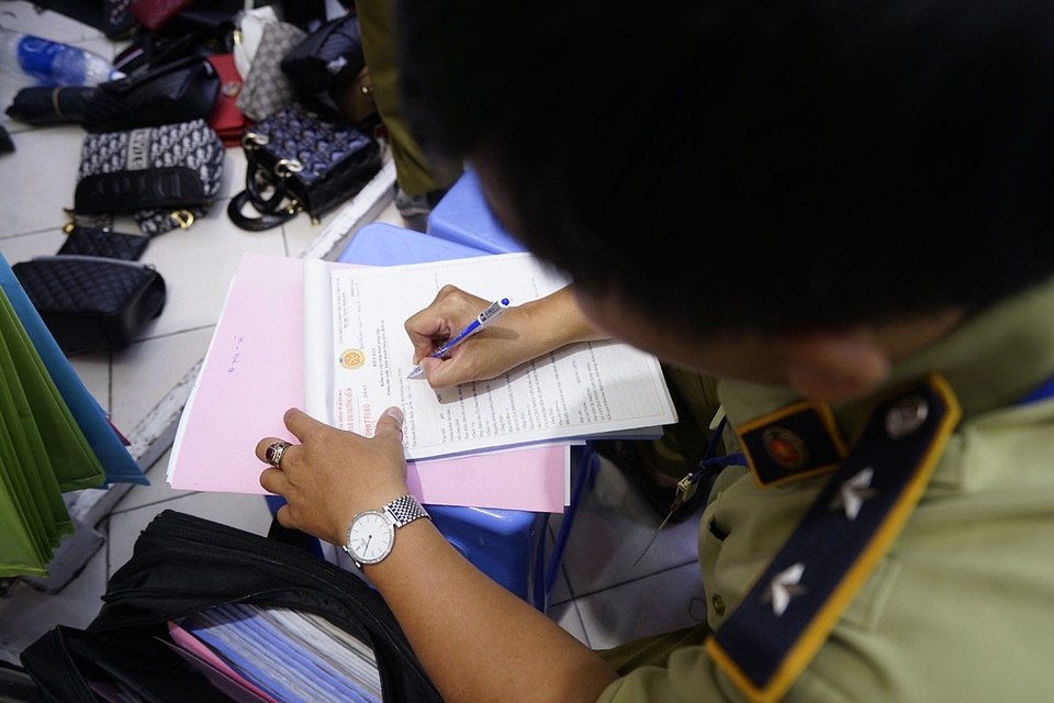 Thu giữ hàng ngàn sản phẩm nhái hàng hiệu tại chợ Bến Thành và Sài Gòn Square - 6 Thu giữ hàng ngàn sản phẩm nhái hàng hiệu tại chợ Bến Thành và Sài Gòn Square - 6