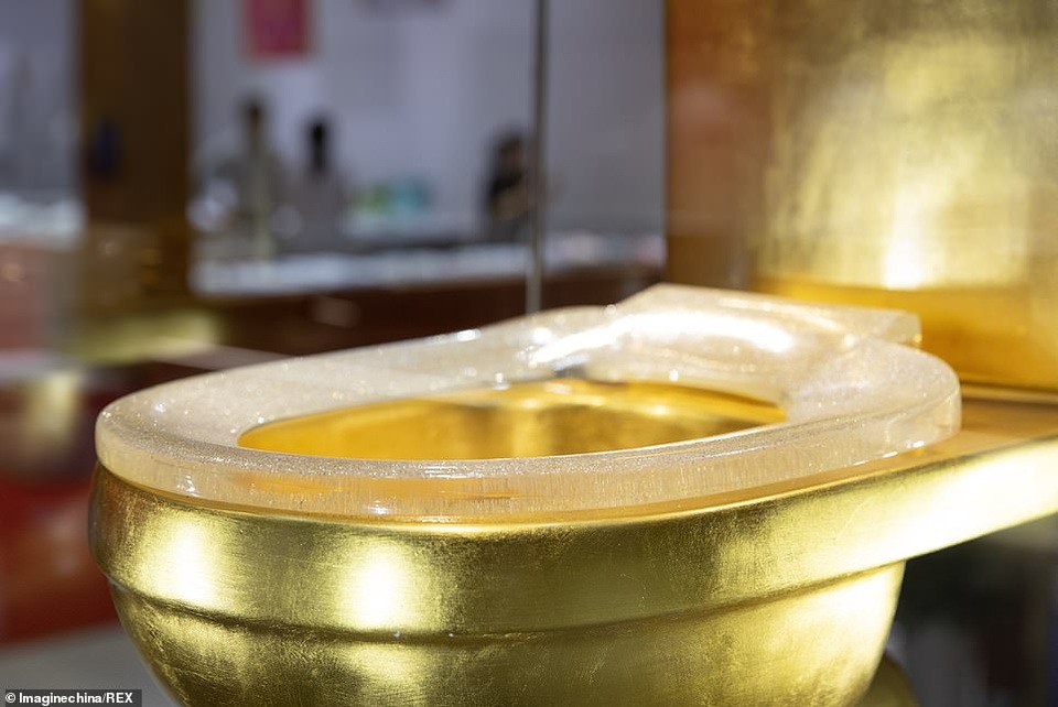 Bồn cầu mạ vàng đính hơn 40.000 viên kim cương được treo giá 30 tỷ đồng - 1 Bồn cầu mạ vàng đính hơn 40.000 viên kim cương được treo giá 30 tỷ đồng - 1
