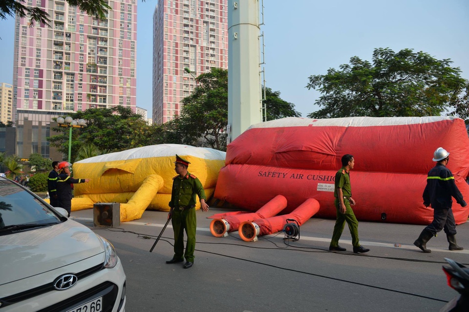 Hà Nội: Nam thanh niên cố thủ trên cột điện cao thế - 2 Hà Nội: Nam thanh niên cố thủ trên cột điện cao thế - 2