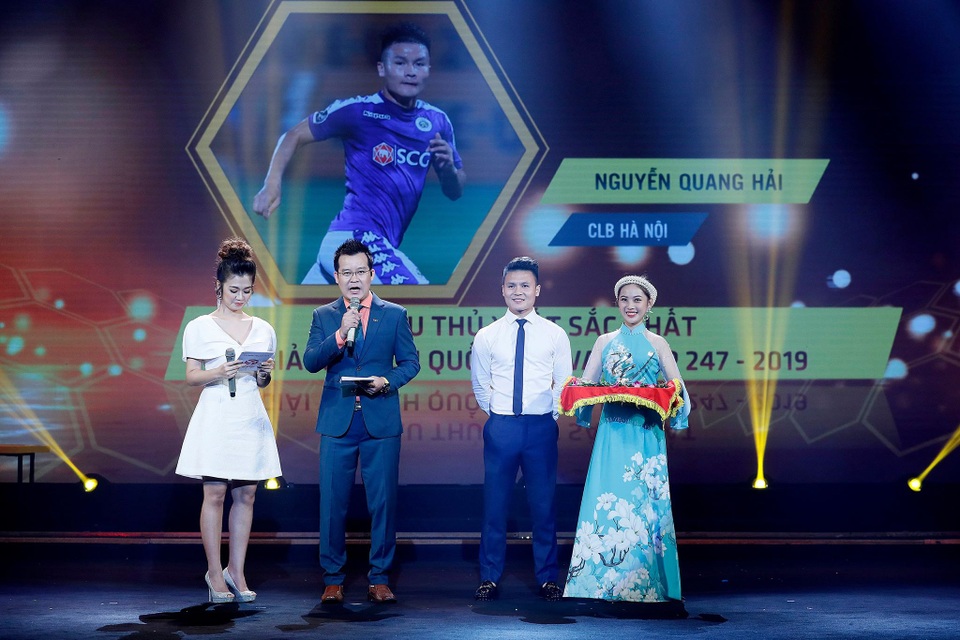 Quang Hải được tôn vinh ở Gala tổng kết mùa giải V-League 2019 - 5 Quang Hải được tôn vinh ở Gala tổng kết mùa giải V-League 2019 - 5