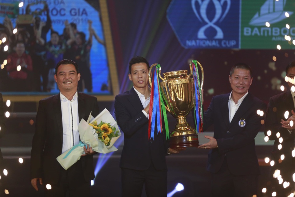 Quang Hải được tôn vinh ở Gala tổng kết mùa giải V-League 2019 - 7 Quang Hải được tôn vinh ở Gala tổng kết mùa giải V-League 2019 - 7