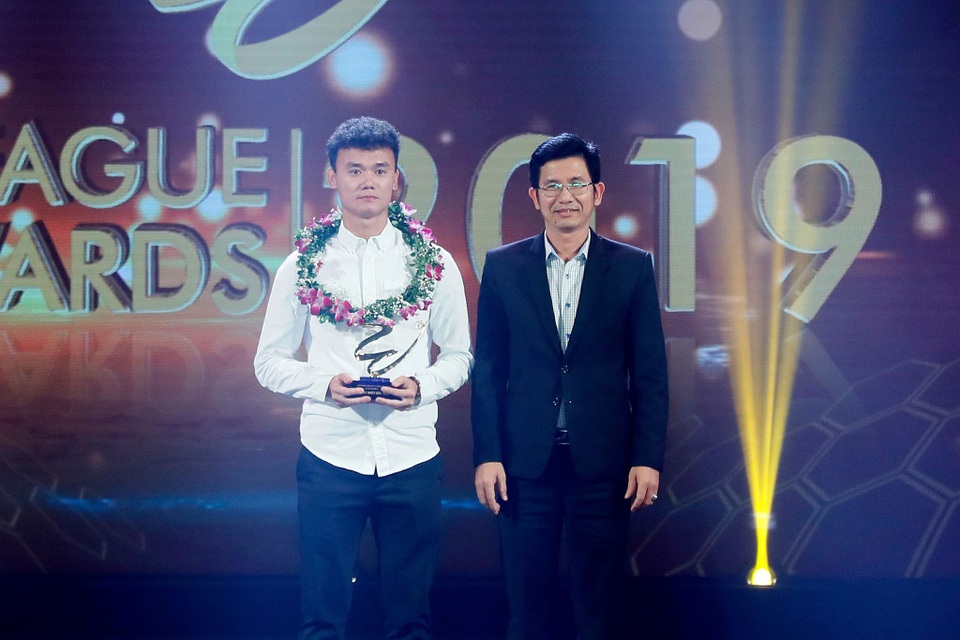 Quang Hải được tôn vinh ở Gala tổng kết mùa giải V-League 2019 - 12 Quang Hải được tôn vinh ở Gala tổng kết mùa giải V-League 2019 - 12