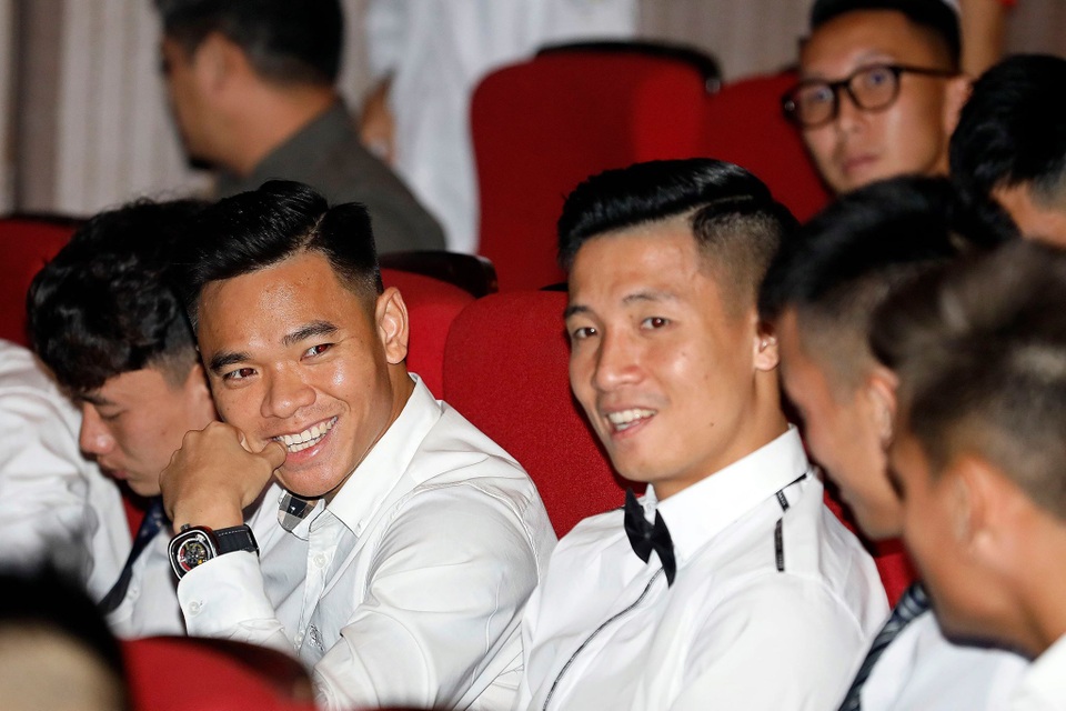 Quang Hải được tôn vinh ở Gala tổng kết mùa giải V-League 2019 - 8 Quang Hải được tôn vinh ở Gala tổng kết mùa giải V-League 2019 - 8