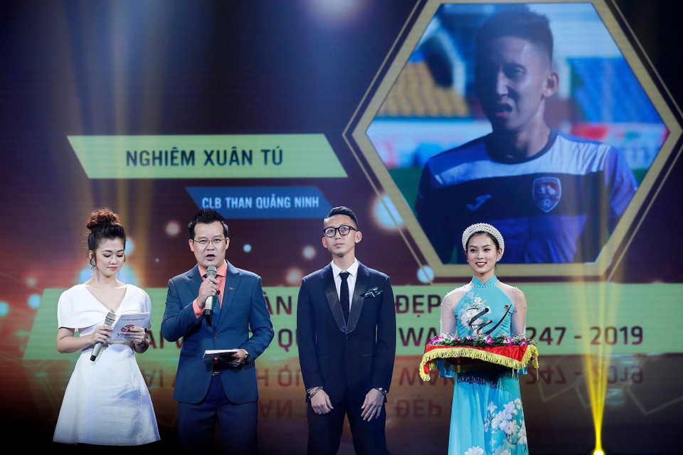 Quang Hải được tôn vinh ở Gala tổng kết mùa giải V-League 2019 - 9 Quang Hải được tôn vinh ở Gala tổng kết mùa giải V-League 2019 - 9