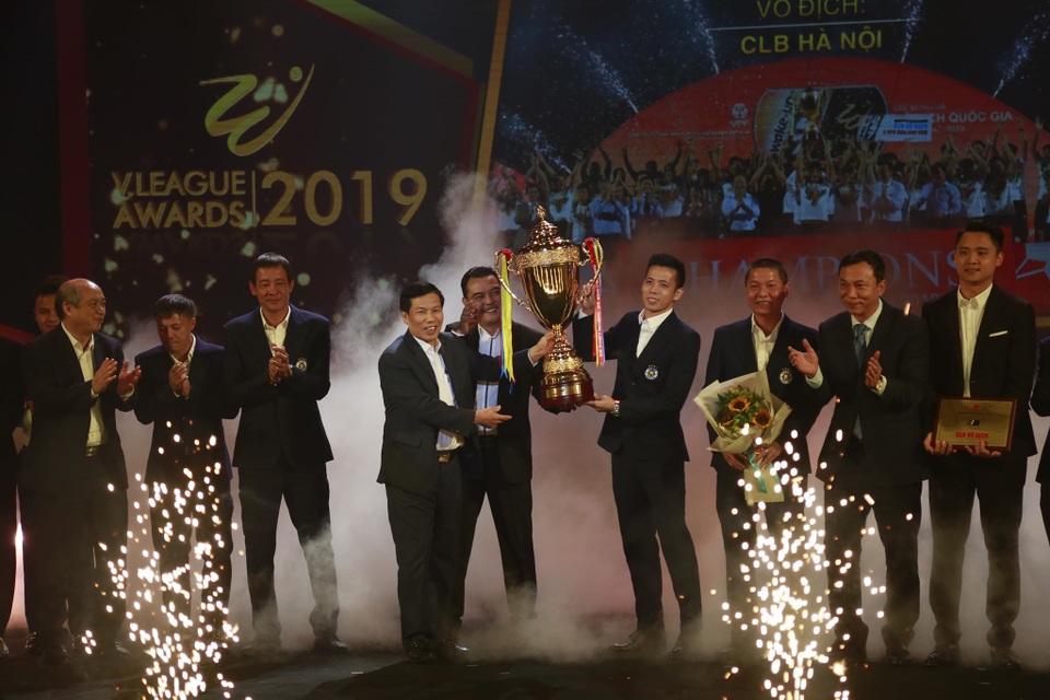 Quang Hải được tôn vinh ở Gala tổng kết mùa giải V-League 2019 - 6 Quang Hải được tôn vinh ở Gala tổng kết mùa giải V-League 2019 - 6