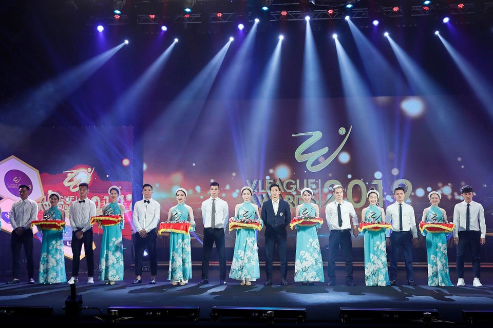 Quang Hải được tôn vinh ở Gala tổng kết mùa giải V-League 2019 - 4 Quang Hải được tôn vinh ở Gala tổng kết mùa giải V-League 2019 - 4
