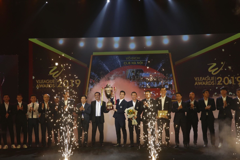 Quang Hải được tôn vinh ở Gala tổng kết mùa giải V-League 2019 - 10 Quang Hải được tôn vinh ở Gala tổng kết mùa giải V-League 2019 - 10