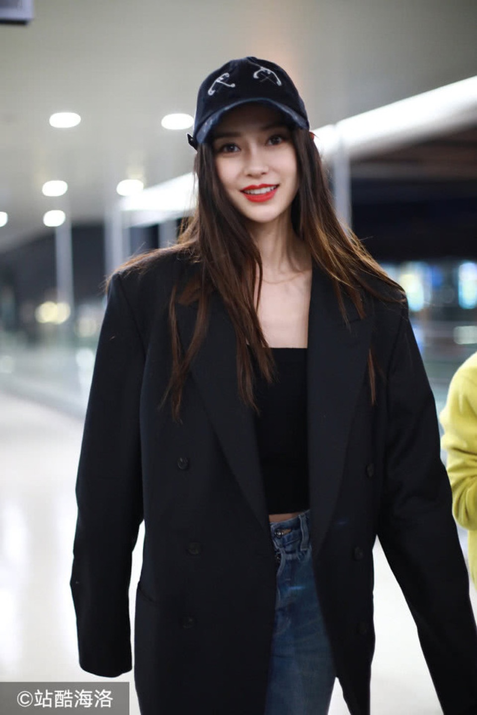 Angelababy xinh đẹp sải bước sau khi bị chỉ trích vì hút thuốc nơi công cộng - 1