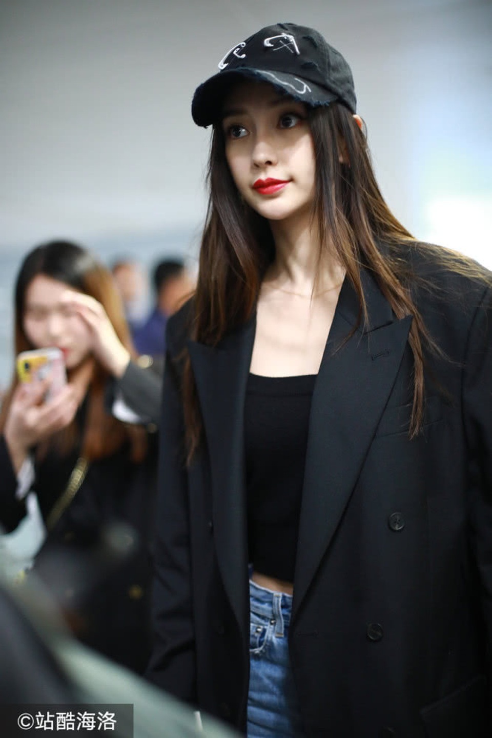 Angelababy xinh đẹp sải bước sau khi bị chỉ trích vì hút thuốc nơi công cộng - 4