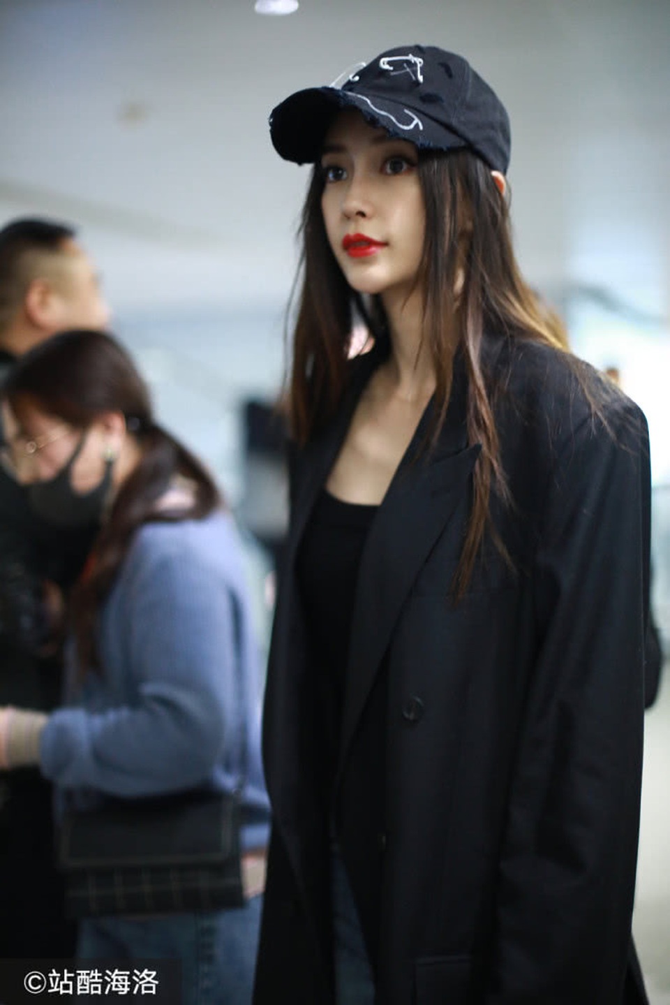 Angelababy xinh đẹp sải bước sau khi bị chỉ trích vì hút thuốc nơi công cộng - 5