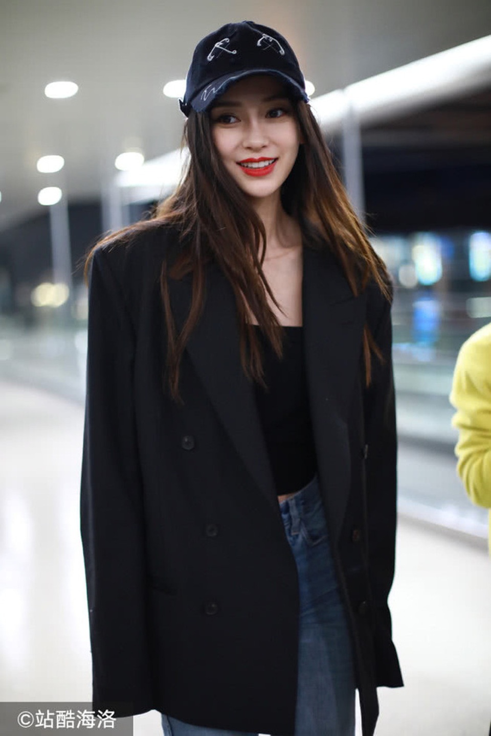 Angelababy xinh đẹp sải bước sau khi bị chỉ trích vì hút thuốc nơi công cộng - 2