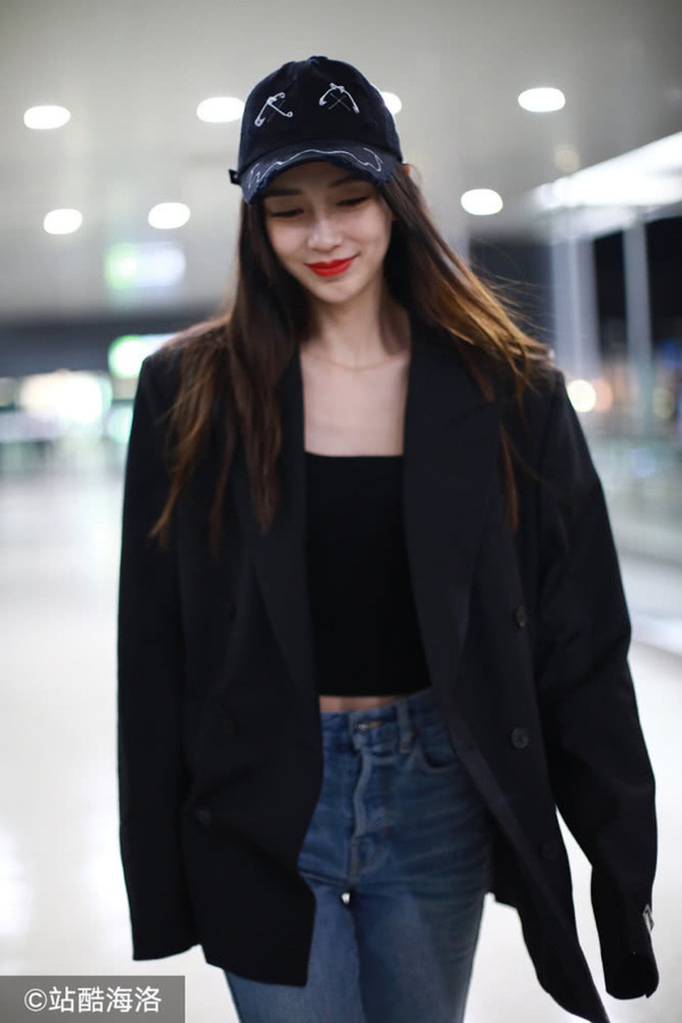 Angelababy xinh đẹp sải bước sau khi bị chỉ trích vì hút thuốc nơi công cộng - 3