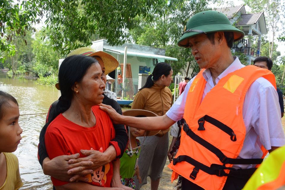 Ông Nguyễn Văn Lúa trong một lần đi thăm người dân vùng lũ Bí thư Thành ủy Tam Kỳ xin nghỉ hưu trước 2 tháng