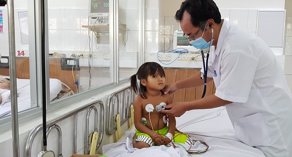 Không đủ tiền mua thuốc điều trị bạch hầu, bệnh nhân xin về... chết - 2 Không đủ tiền mua thuốc điều trị bạch hầu, bệnh nhân xin về... chết - 2