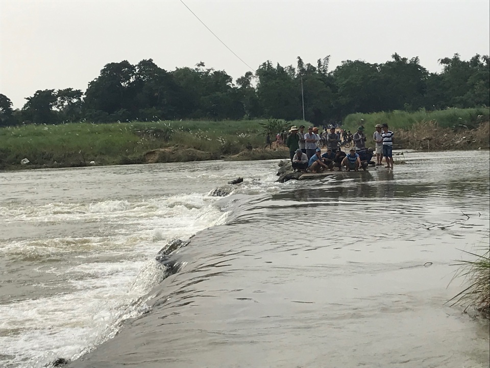 Xã cấm đò, người mẹ trẻ tử nạn khi cố vượt sông thăm con - 3 Xã cấm đò, người mẹ trẻ tử nạn khi cố vượt sông thăm con - 3