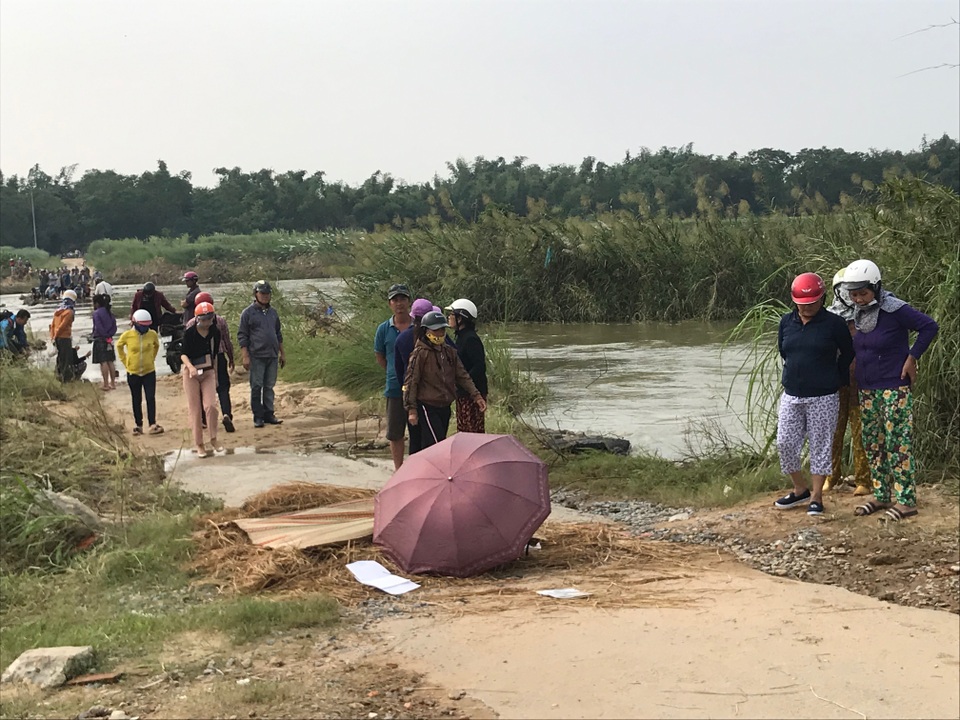 Xã cấm đò, người mẹ trẻ tử nạn khi cố vượt sông thăm con - 1 Xã cấm đò, người mẹ trẻ tử nạn khi cố vượt sông thăm con - 1