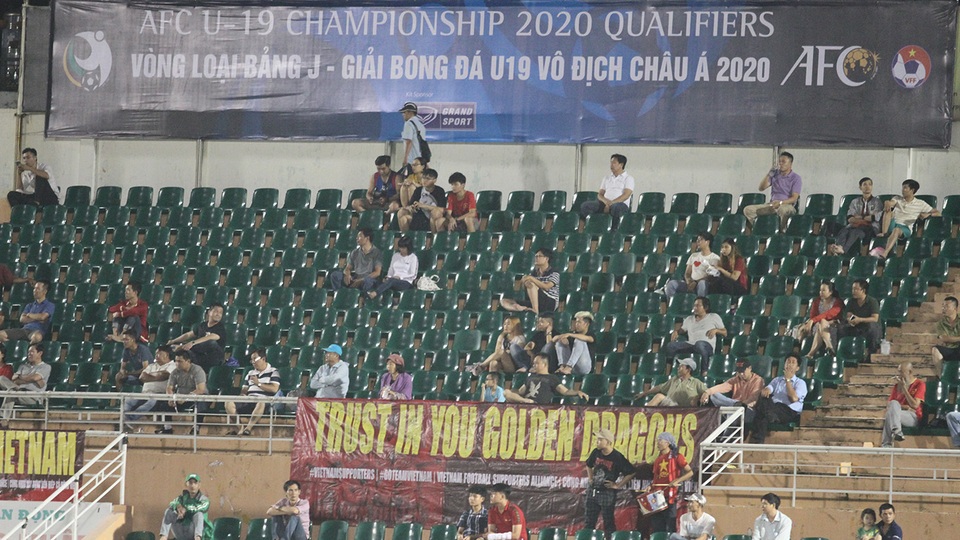Khán đài sân Thống Nhất vắng vẻ trong ngày U19 Việt Nam thắng đậm Mông Cổ - 4 Khán đài sân Thống Nhất vắng vẻ trong ngày U19 Việt Nam thắng đậm Mông Cổ - 4