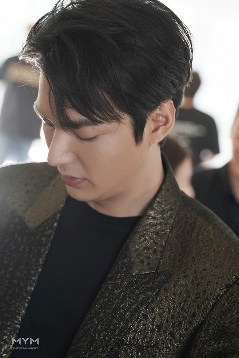 Lee Min Ho “đốn tim” người hâm mộ với vẻ ngoài “cực phẩm” - 2 Lee Min Ho “đốn tim” người hâm mộ với vẻ ngoài “cực phẩm” - 2