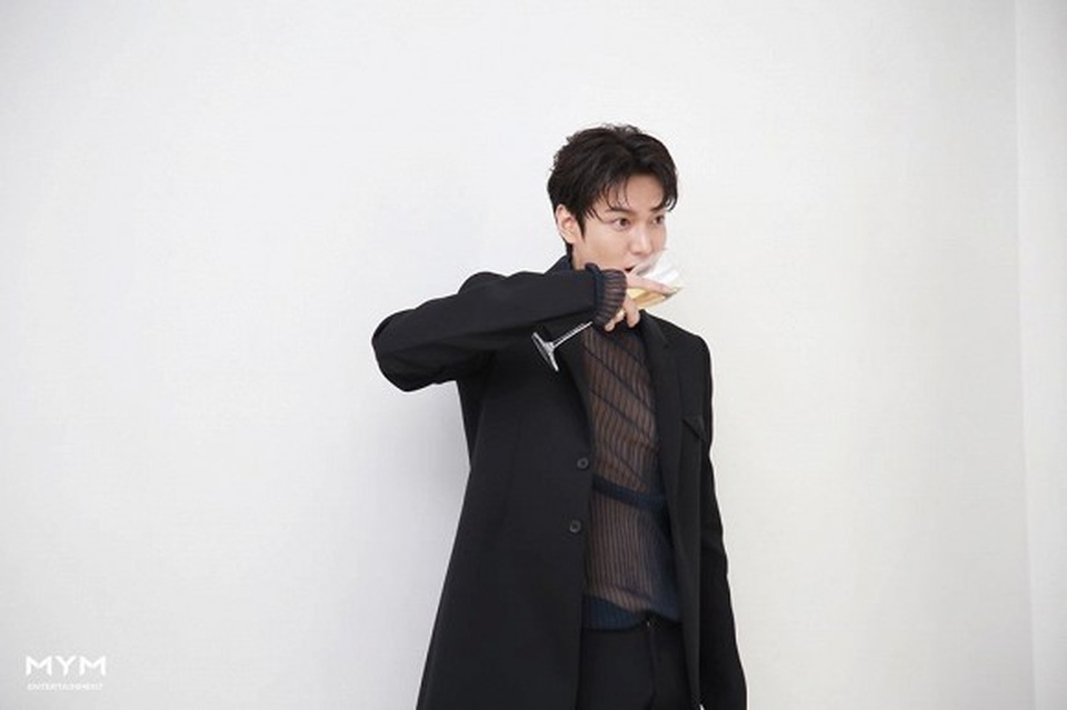Lee Min Ho “đốn tim” người hâm mộ với vẻ ngoài “cực phẩm” - 8 Lee Min Ho “đốn tim” người hâm mộ với vẻ ngoài “cực phẩm” - 8