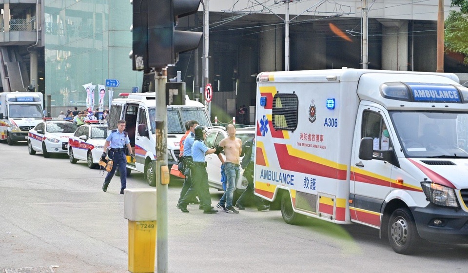 Nghị sĩ Hong Kong bị đâm dao giữa ban ngày - 3 Nghị sĩ Hong Kong bị đâm dao giữa ban ngày - 3