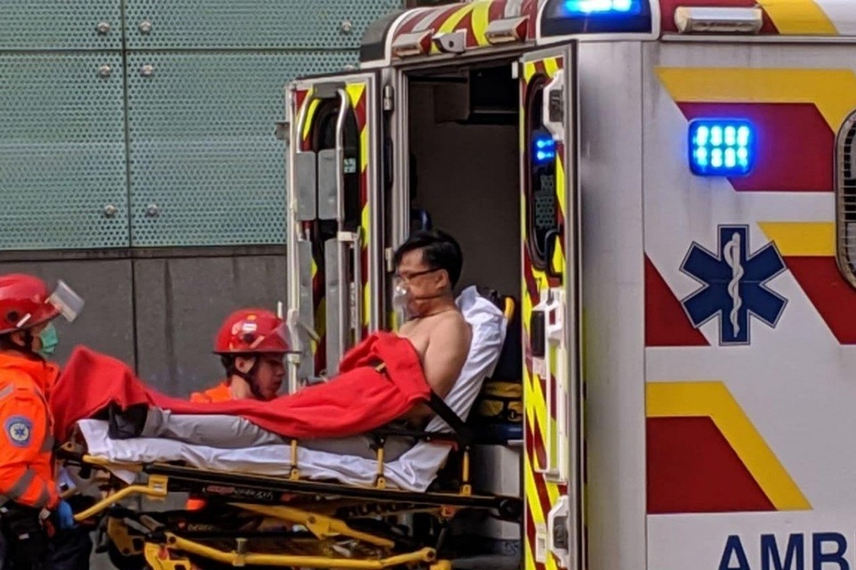 Nghị sĩ Hong Kong bị đâm dao giữa ban ngày - 2 Nghị sĩ Hong Kong bị đâm dao giữa ban ngày - 2