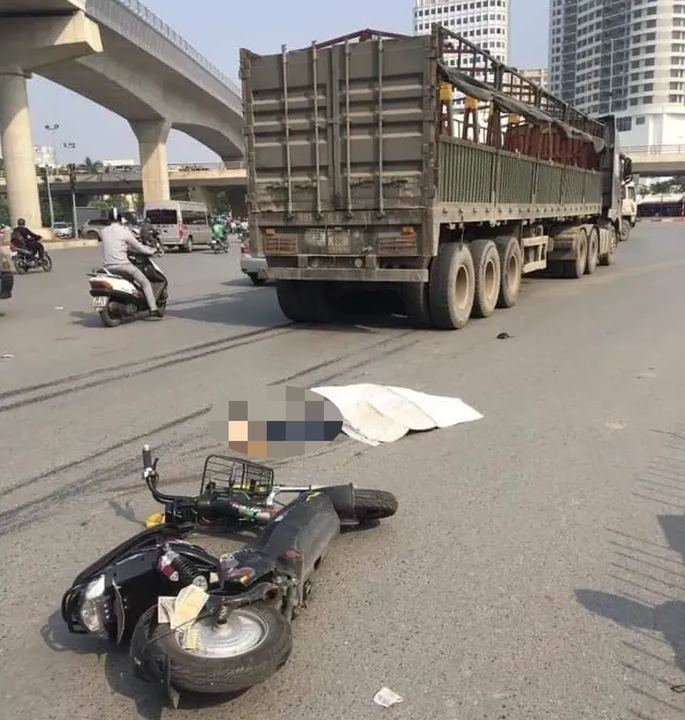 Hà Nội: Thiếu nữ đi xe máy điện bị xe đầu kéo cán tử vong - 1 Hà Nội: Thiếu nữ đi xe máy điện bị xe đầu kéo cán tử vong - 1