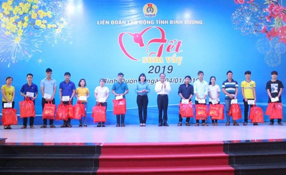 Tết sum vầy 2020: Đảm bảo lương, thưởng, xe đưa đón công nhân về quê đón Tết - 1 Tết sum vầy 2020: Đảm bảo lương, thưởng, xe đưa đón công nhân về quê đón Tết - 1