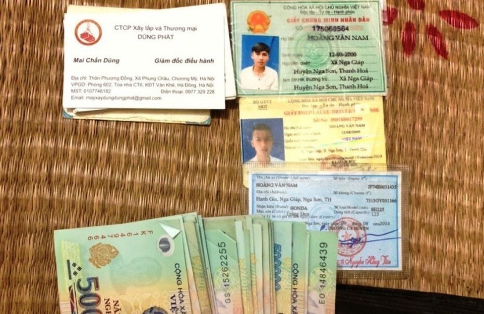 CSGT tìm người đánh rơi ví tiền chứa 20 triệu đồng trên quốc lộ - 1 CSGT tìm người đánh rơi ví tiền chứa 20 triệu đồng trên quốc lộ - 1