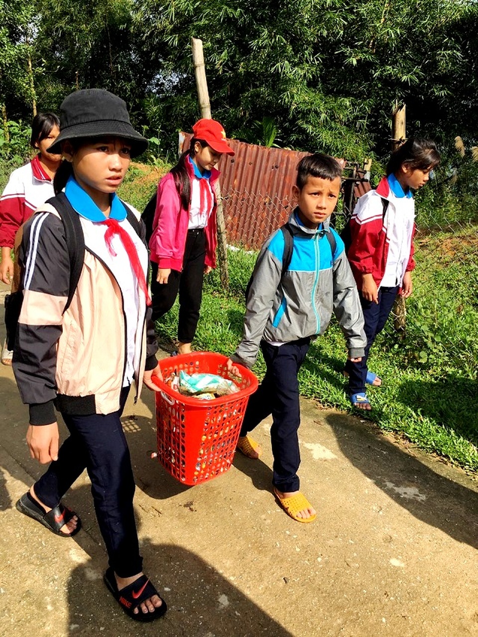 Thu gom rác thải nhựa để xử lý Học sinh miền núi Quảng Nam “nói không với rác thải nhựa”