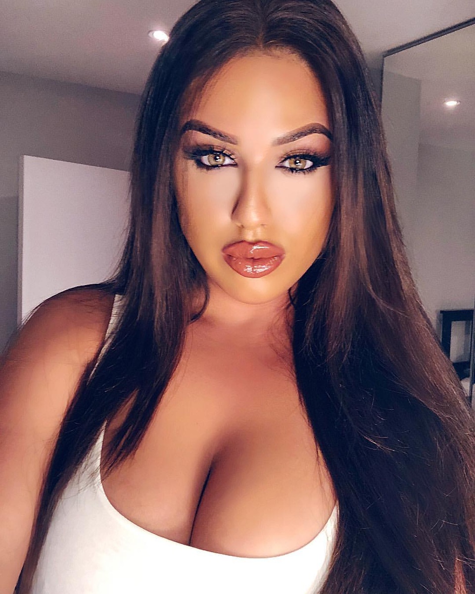 Anna Vakili diện váy xuyên thấu khoe ngực gợi cảm - 6