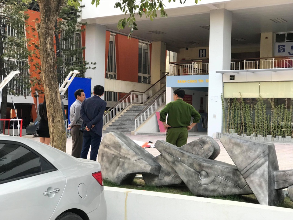 Nam sinh rơi từ tòa nhà 13 tầng trong trường Đại học Kiến Trúc xuống đất tử vong - 4 Nam sinh rơi từ tòa nhà 13 tầng trong trường Đại học Kiến Trúc xuống đất tử vong - 4