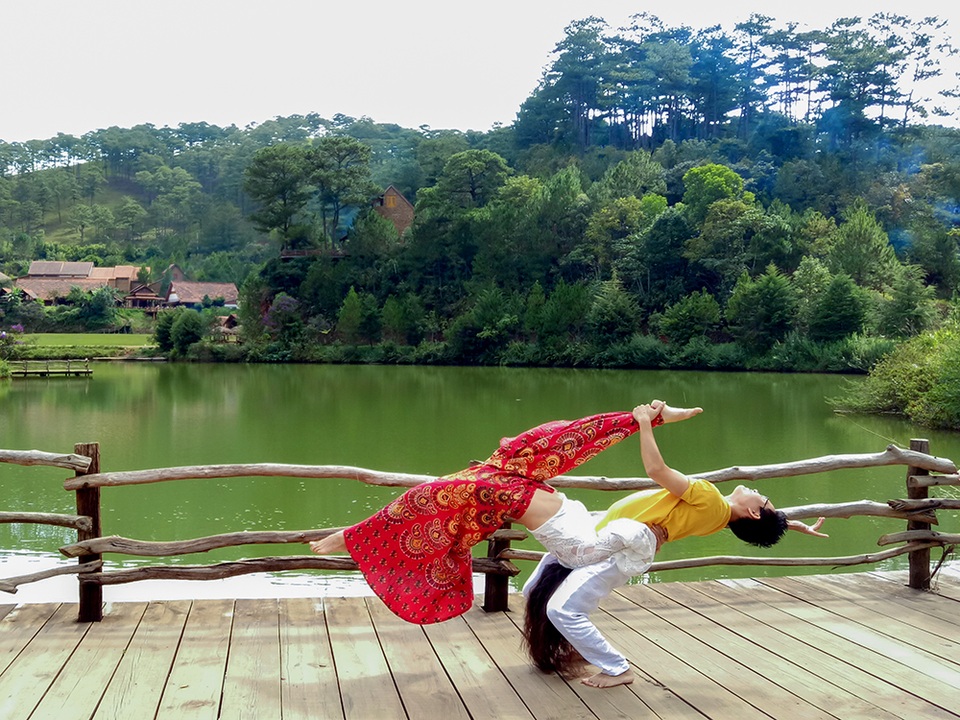 Độc đáo màn biểu diễn của cặp vợ chồng vàng Yoga Việt Nam - 2 Độc đáo màn biểu diễn của cặp vợ chồng vàng Yoga Việt Nam - 2